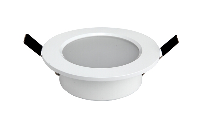 華輝照明LED筒燈驅(qū)動為恒流隔離外置驅(qū)動，便于安裝維護(hù)，與光源板實(shí)現(xiàn)完美匹配。