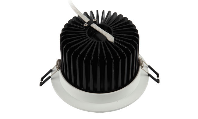 華輝照明專業(yè)LED筒燈廠家，標(biāo)準(zhǔn)的流程與質(zhì)檢程序確保COB筒燈質(zhì)量穩(wěn)定如一。