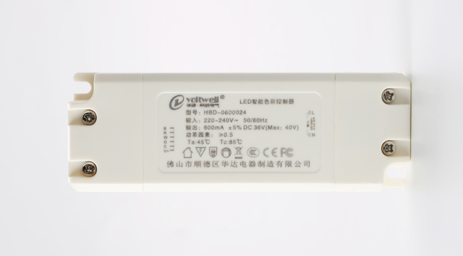 華輝照明LED辦公吊線燈,led面板燈,直發(fā)光面板燈，側(cè)發(fā)光面板燈,面板燈廠家擁有專業(yè)生產(chǎn)團(tuán)隊(duì)，從面板燈零配件到電源都自己生產(chǎn)，保證每個(gè)環(huán)節(jié)的品質(zhì)。